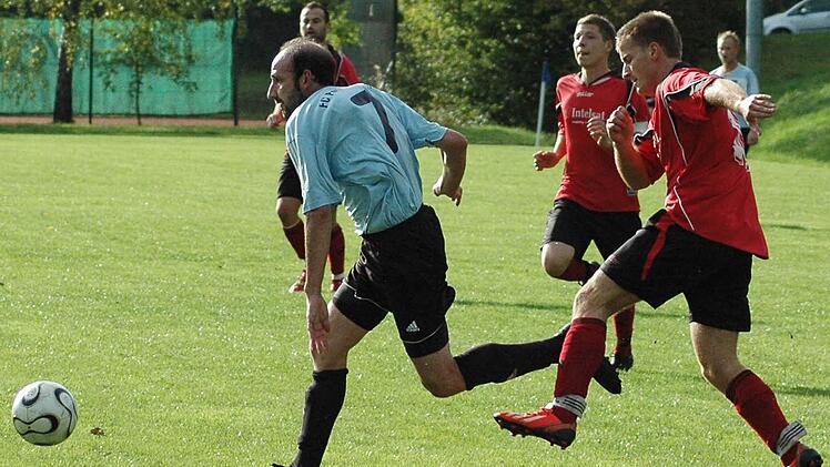Entwischt: Tobias Ziegler (links/SG Poppenroth/Lauter II) lässt sich von Christopher Mützel (FC Fuchsstadt II) nicht aufhalten. Fotos: Sebastian Schmitt