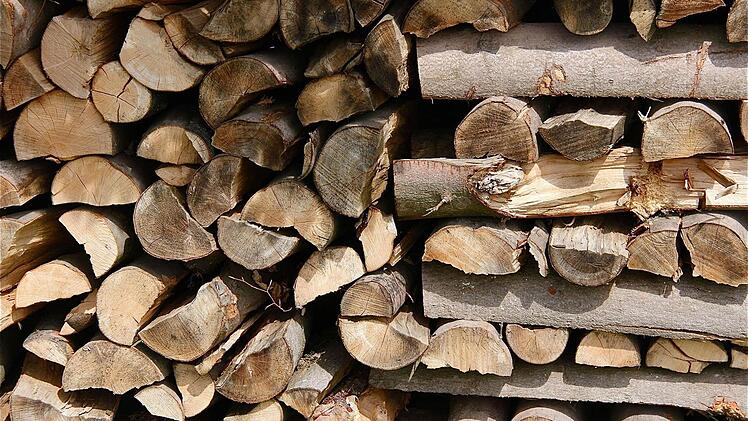 Der aktuelle Gemeinderat hat die Lockerung der Abdeckvorgaben nur für die offiziellen beiden Holzlagerplätze in Windheim und Völkersleier beschlossen. Foto: Gerd Schaar