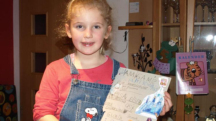 Lena Deuerling, Steinwiesen: Stolz zeigt Lena Deuerling ihren selbstgebastelten Wunschzettel mit den vielen Bildern, damit "das Christkind auch weiß, was ich will". Foto: Susanne Deuerling