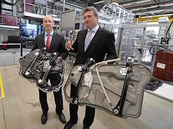 Sieht ähnlich aus, wiegt aber deutlich weniger: Als erster Autozulieferer stellt Brose Türsysteme aus glasfasermattenverstärktem Kunststoff her. Michael Swoboda (links), Werkleiter in Hallstadt, zeigt einen Leichtbauträger aus dem innovativem Werkstoff. Kurt Sauernheimer, Geschäftsführer Türsysteme der Brose-Gruppe, hält noch ein Produkt aus Metall in der Hand, das heute nicht mehr gefertigt wird. Foto: Ronald Rinklef