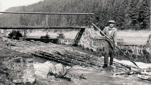 Die Flößer - hier eine Aufnahme von 1958 - mussten viele Wehre durchqueren.  Foto: Archiv Fleischmann