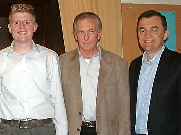 Nach 15 Jahren wird die Nachfolge des bisherigen Vorsitzenden Bernd Stöcker (Zweiter von rechts) der 25-jährige Mario Küpferling (links) antreten - rechts Bürgermeister Jens Korn.  Foto: Hans Franz