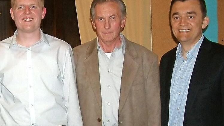 Nach 15 Jahren wird die Nachfolge des bisherigen Vorsitzenden Bernd Stöcker (Zweiter von rechts) der 25-jährige Mario Küpferling (links) antreten - rechts Bürgermeister Jens Korn.  Foto: Hans Franz