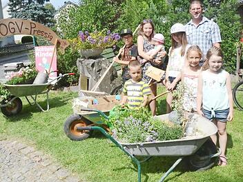 Die "Naturstrolche" sind der Stolz des OGV Pressig. Zum Gartenfest hatten sie ihre Schubkarren kreativ ausgeschmückt und begeisterten die Besucher - im Hintergrund Vorsitzender Andreas Schorn. Foto: K.- H. Hofmann