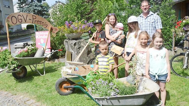 Die "Naturstrolche" sind der Stolz des OGV Pressig. Zum Gartenfest hatten sie ihre Schubkarren kreativ ausgeschmückt und begeisterten die Besucher - im Hintergrund Vorsitzender Andreas Schorn. Foto: K.- H. Hofmann