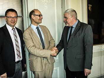 Oberbürgermeister Norbert Tessmer (rechts)  und Matthias Müller (links) von der Coburger Landesstiftung beglückwünschen Sven Hauschke zur Berufung als (kommissarischer) Leiter der Kunstsammlungen.Jochen Berger