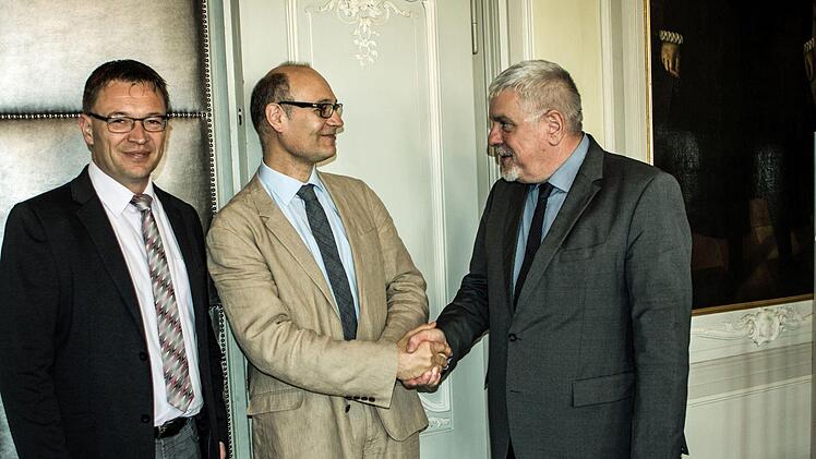 Oberbürgermeister Norbert Tessmer (rechts)  und Matthias Müller (links) von der Coburger Landesstiftung beglückwünschen Sven Hauschke zur Berufung als (kommissarischer) Leiter der Kunstsammlungen.Jochen Berger