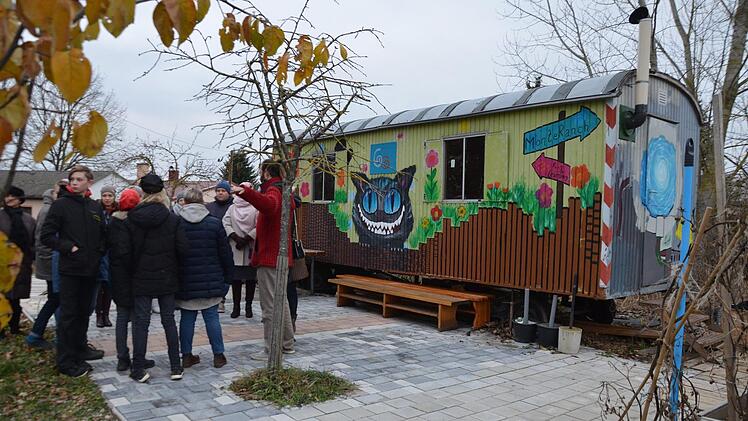 Im Garten vor dem Bauwagen wurde die Besuchergruppe aus Russland von den Schülern empfangen und über die Arbeit im Erdkinderplan informiert. Foto: Bernhard Panzer