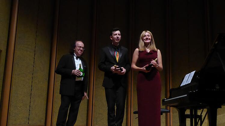 Wenn alles getan ist: Cyprien Katsaris mit den KlavierOlympioniken Marie Sophie Hauzel und Lukasz Krupinski. Foto: Gerhild Ahnert
