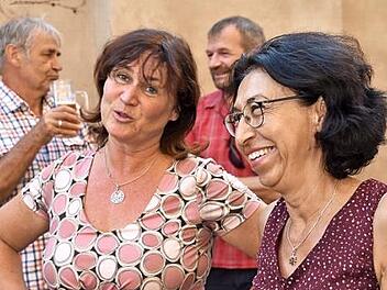 B&auml;rbel Hack (vorne, links) und Raziye Metiner-Vollrath freuten sich auf einen lauschigen Kinoabend in sch&ouml;nem Ambiente. Foto: Uschi Prawitz