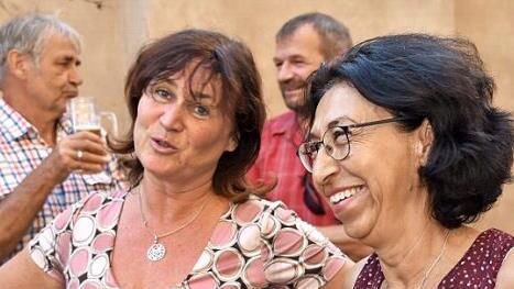 B&auml;rbel Hack (vorne, links) und Raziye Metiner-Vollrath freuten sich auf einen lauschigen Kinoabend in sch&ouml;nem Ambiente. Foto: Uschi Prawitz