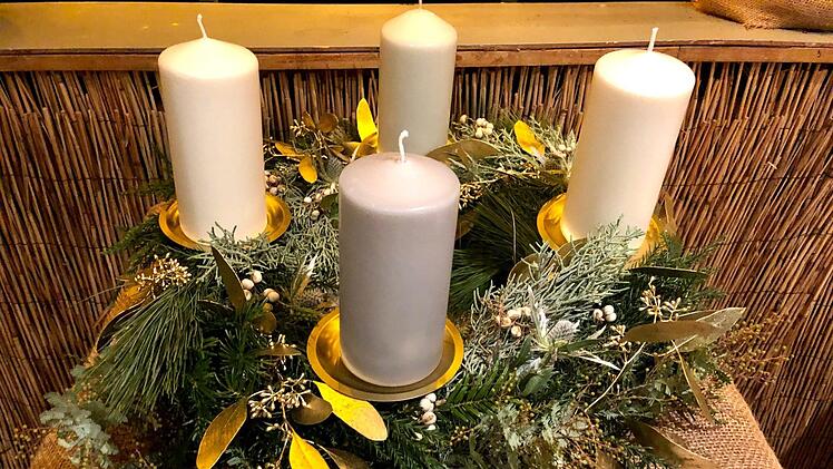 Einen Adventskranz selbst zu binden ist gar nicht so schwer! Wir erklären wie`s geht! Bild: Mona Bolkart