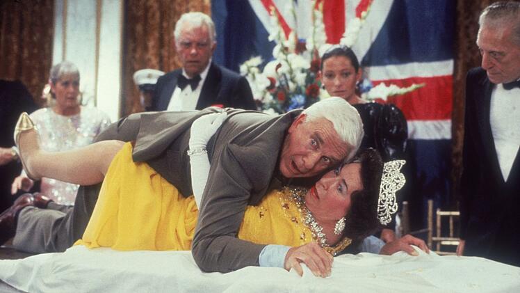 Frank Drebin (Leslie Nielsen) blamiert nicht nur sich selbst, sondern auch die britische K&ouml;nigin.