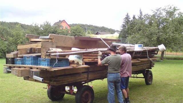 Dirk Bürkner und Werner Wiener kennen sich haus. Hier sind sie gerade beim Abladen des Saloons.