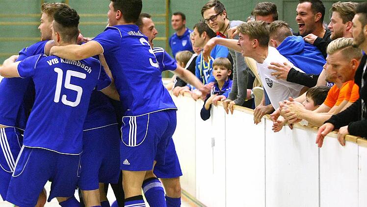 VfB-Spielertraube und feiernde Fans.
