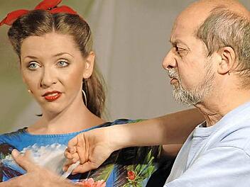 Manja Kloss und Dieter Richter von der Pfeffermühle zeigten sich beim Auftritt im Bad Brückenauer Stadtteil Römershag in Diskussionslaune.  Foto: Sebastian Schmitt-Mathea