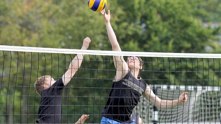 Beim Volleyball: Gemeinschaftsarbeit zwischen dem Hofheimer Thomas Pechmann (rechts), der eine Vorlage seines Teamkollegen Andreas Treutlein von "Hotten Totten Revival" sicher verwandelt. Foto: Ralf Naumann