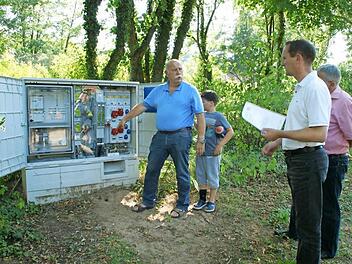Auf dem Sportgelände auf der Mainhalbinsel in Eltmann werden Veranstalter künftig keine zusätzlichen Stromaggregate mehr installieren müssen, weil die SG Eltmann im Vorfeld des Mainathlon in eine ordentliche Erschließung investierte. Der Bauausschuss nahm die neuen Stromverteilerkästen am Montag in Augenschein, Zweiter Bürgermeister Hans-Georg Häfner (links) erläuterte die Anschlüsse. Foto: Sabine Weinbeer