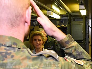 Ursula von der Leyen in einer Bundeswehr-Basisi in Incirlik (T&uuml;rkei). Foto: Tobias Schwarz/dpa