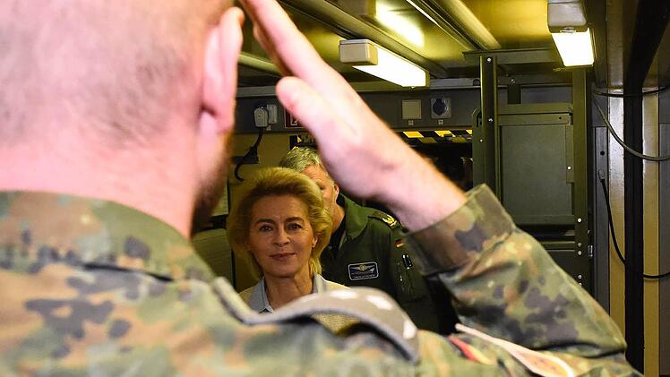 Ursula von der Leyen in einer Bundeswehr-Basisi in Incirlik (T&uuml;rkei). Foto: Tobias Schwarz/dpa