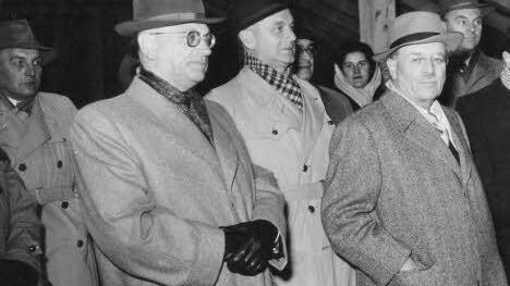 Georg Hagen (links) zusammen mit dem Bayerischen Ministerpr&auml;sidenten Wilhelm Hoegner nach einer Sitzung der Verfassungsberatungen 1946 .