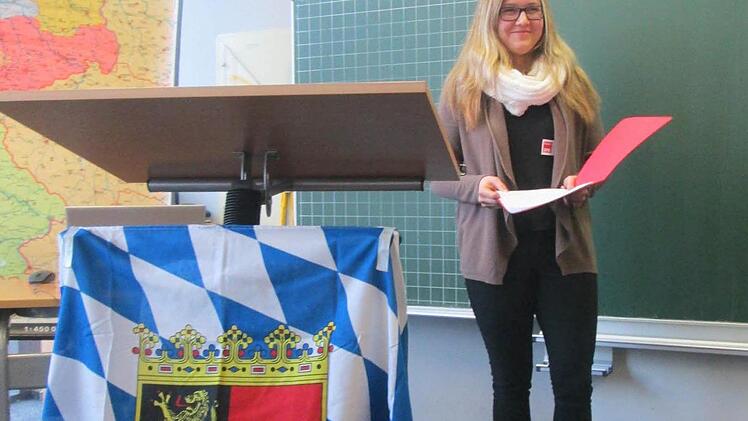 Die Alterspr&auml;sidentin Erna Herrmann (Lea Zimmermann, 10E) er&ouml;ffnet die Plenarsitzung. Foto: Thomas Hauptmann