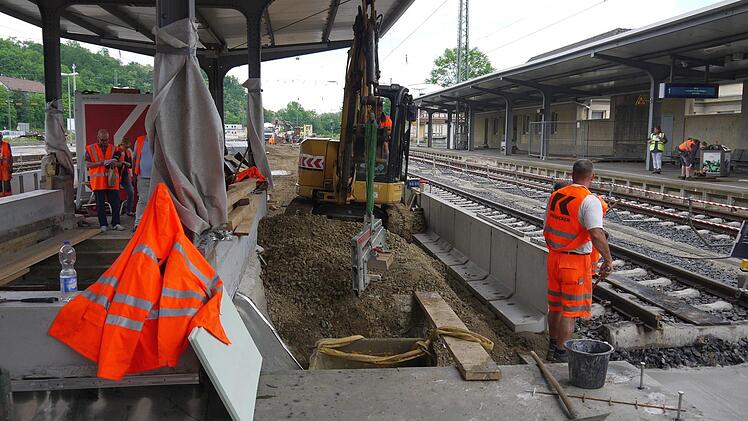 Am Coburger Bahnhof laufen die Bauarbeiten auf Hochtouren. Foto: Berthold Köhler