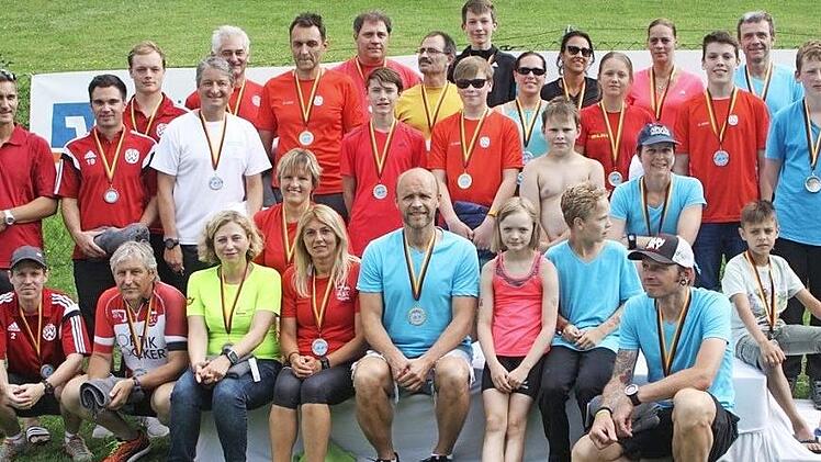 Für die Sieger beim 3. Swim & Run in Weißenbrunn gab es Medaillen. Fotos: Karl-Heinz Hofmann