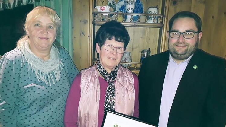 Die langjährige Vorsitzende Rita Mott (Mitte) ist für ihr Engagement geehrt worden von   2.Bürgermeisterin Ute Becker und dem  Kreisvorsitzenden Markus Stockmann. Foto: Michael Herbert