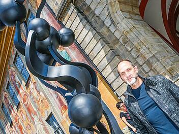 Der Künstler Rui Chafes mit seiner Skulptur vor dem Alten Rathaus.Foto; Matthias Hoch