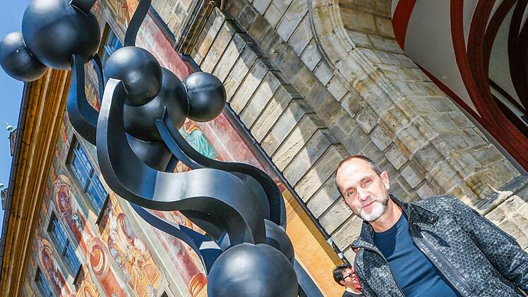 Der Künstler Rui Chafes mit seiner Skulptur vor dem Alten Rathaus.Foto; Matthias Hoch
