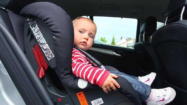 Stiftung Warentest hat 31 neue Auto-Kindersitze und Babyschalen getestet. Viele sind gut, zwei ausreichend, einer lebensgefährlich.