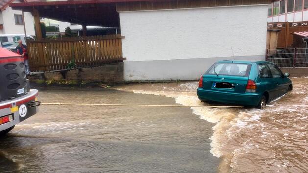 Die Freiwillige Feuerwehr Rupboden hatte im vergangenen Jahr hauptsächlich Einsätze wegen Wasser. Hier zum Beispiel musste sie einen Pkw wegen Hochwassers aus den Fluten ziehen.  Foto: Thomas Hüfner