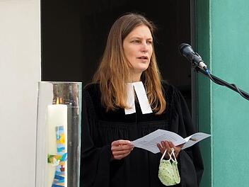 Pfarrerin Mirijam Elsel verlässt nach fünf Jahren die Kirchengemeinde Hirschaid-Buttenheim-Strullendorf und ist künftig in der Evangelischen Erwachsenenbildung tätig.  Foto: Andrea Spörlein
