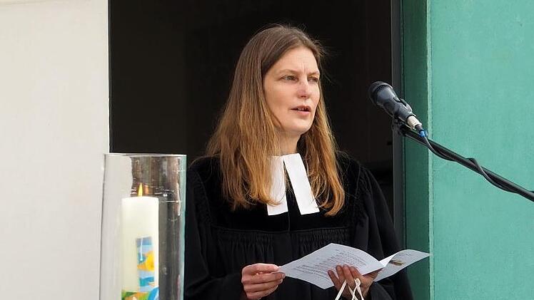 Pfarrerin Mirijam Elsel verlässt nach fünf Jahren die Kirchengemeinde Hirschaid-Buttenheim-Strullendorf und ist künftig in der Evangelischen Erwachsenenbildung tätig.  Foto: Andrea Spörlein