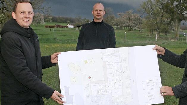 In Heldritt wird eine Kindertagesst&auml;tte entstehen. Vor Ort erl&auml;uterten B&uuml;rgermeister Tobias Ehrlicher, Bauherr J&uuml;rgen Beninga (BRK-Kreis Gesch&auml;ftsf&uuml;hrer) und Architekt Roland Schulthei&szlig; (von links) dem Bauausschuss die Umsetzung des Projektes.