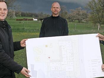 In Heldritt wird eine Kindertagesstätte entstehen. Vor Ort erläuterten Bürgermeister Tobias Ehrlicher, Bauherr Jürgen Beninga (BRK-Kreis Geschäftsführer) und Architekt Roland Schultheiß (von links) dem Bauausschuss die Umsetzung des Projektes.