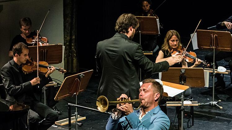 Star-Trompeter Nils Wülker musizierte bei "It'z Jazz" gemeinsam mit dem Philharmonischen Orchester des Landestheaters unter Leitung von GMD Daniel Carter.Foto. Jochen Berger