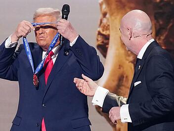 Donald Trump (links) bekam von Gianni Infantino einen Friedenspreis &uuml;berreicht - und h&auml;ngte ihn sich gleich selbst um.