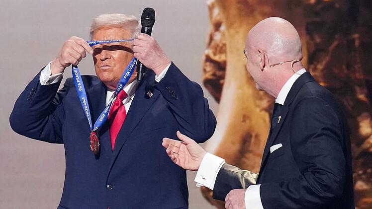 Donald Trump (links) bekam von Gianni Infantino einen Friedenspreis überreicht - und hängte ihn sich gleich selbst um.