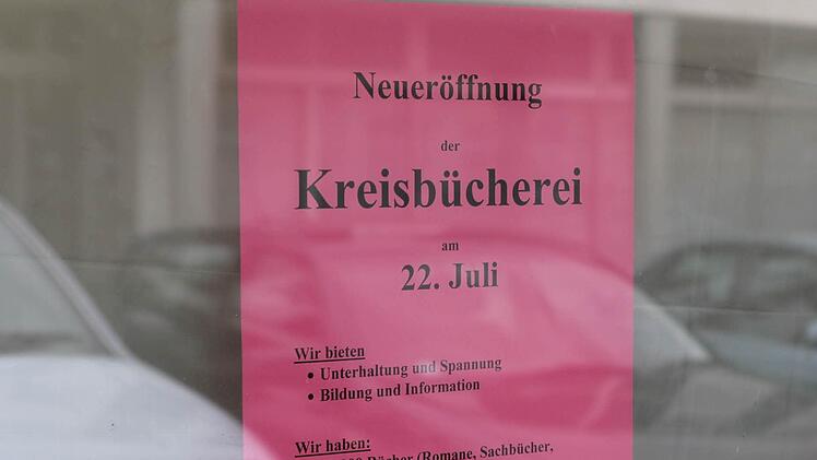 Bücherei-Leiter Rudolf Pfadenhauer hofft, den angepeilten Termin der Eröffnung halten zu können.