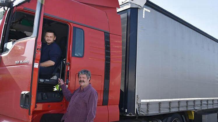 Arbeitsplatz Lkw: Matthias Schaller (links) und Fritz Macziek sind Tag für Tag auf den Straßen unterwegs und werden mit vielen Problemen konfrontiert. Unter anderen fehlt es an Ruhemöglichkeiten für die Berufskraftfahrer.  Foto: Gabi Arnold