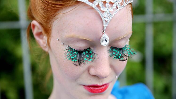 In knappen Outfits, opulenten Kleidern und kreativen Verkleidungen präsentieren sich die Teilnehmer des Wave-Gotik-Treffens in Leipzig. Foto: dpa