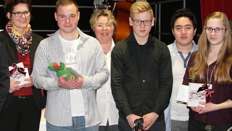 Für Leistungen in Schule und Beruf wurden ausgezeichnet: Birgit Schäfer, Leo Mayer, Lehrerin Schür von der Mittelschule Eggolsheim, Georg Amon, Hannes Albert und Verena Götz. Foto: Sylvia Hubele