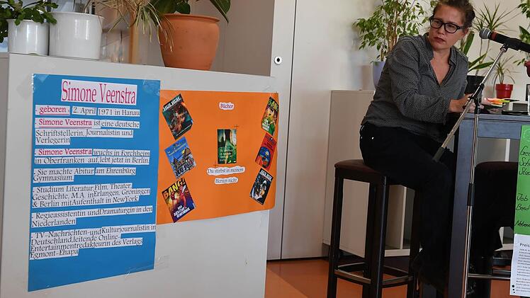 Die Schüler hatten intensiv Simone Veenstras Werdegang recherchiert und tolle Plakate über ihr Werk gestaltet. Foto: Ronald Rinklef