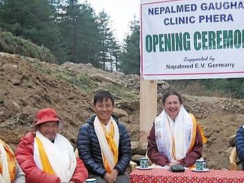 Die neue Gesundheitsstation ist eröffnet. Unser Bild zeigt Birgit Kirsch (Zweite von rechts), neben ihr (links): der District medical officer (also sozusagen der Bezirksamtsarzt) und Chefarzt von Phaplu Hospital, Dr. Mingmar Tsering Sherpa. Rechts außen ist Sumba Sherpa, der örtliche Schulleiter und Vorsitzende des Health Post Komitee bei der feierlichen Eröffnung des neuen Health Post.  Foto: Birgit Kirsch