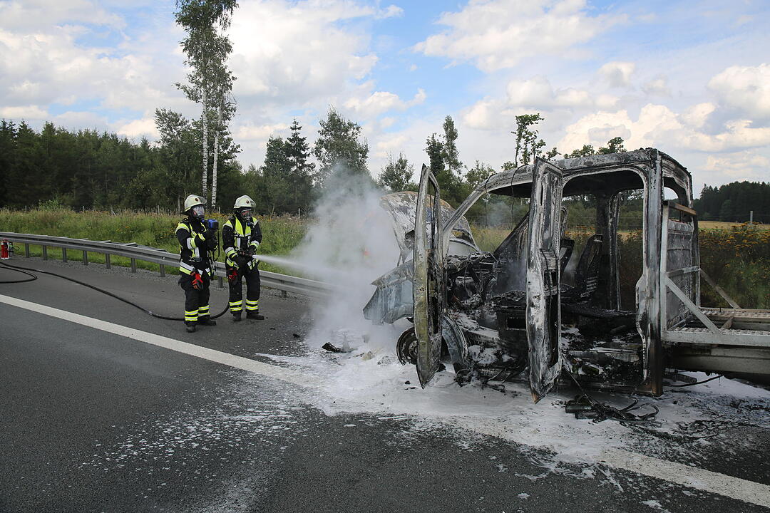 Kleintransporter brennt komplett aus:  A9 bei Münchberg komplett gesperrt