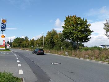 Mit einer Behelfszufahrt von der Bayreuther Straße auf die Bundesstraße will die Gemeinde Himmelkron zumindest für eine Entlastungsmöglichkeit während der Sanierungsarbeiten an der B 303 und den beiden Einmündungsbereichen in das Gewerbegebiet Himmelkron sorgen. Werner Reißaus