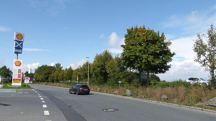Mit einer Behelfszufahrt von der Bayreuther Straße auf die Bundesstraße will die Gemeinde Himmelkron zumindest für eine Entlastungsmöglichkeit während der Sanierungsarbeiten an der B 303 und den beiden Einmündungsbereichen in das Gewerbegebiet Himmelkron sorgen. Werner Reißaus