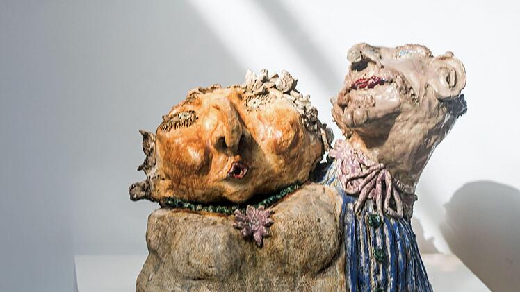 Impressionen aus der neuen Sonder-Präsentation "Lehm & Lehm Lassen" im Glasmuseum Rosenau: Skulptur "Paar".Foto: Jochen Berger